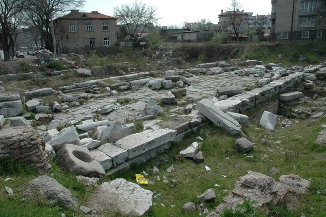 プロヴディフにあるローマ時代の遺跡です。予算の都合がつかないとのことで、今でも大事な遺跡が放置されているそうです。日本では考えられない事です。