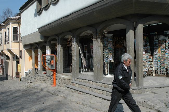 わずかばかりの絵葉書を売っています。