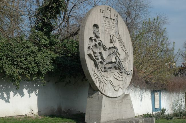 このレリーフは何を表しているのでしょうか？