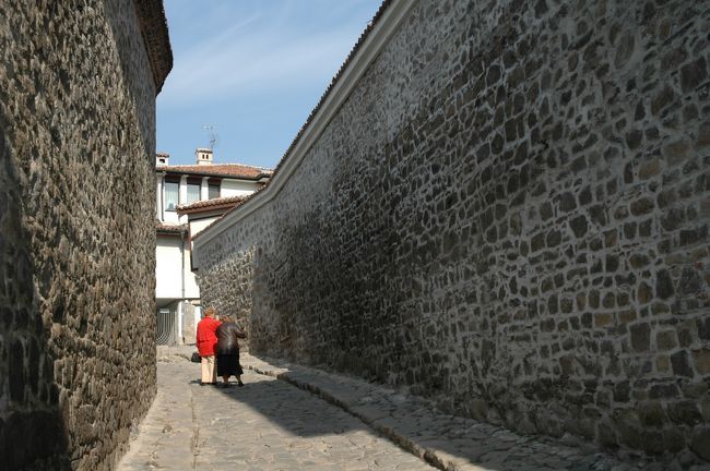 プロヴディフの旧市街の裏通りです。凄い石壁です。