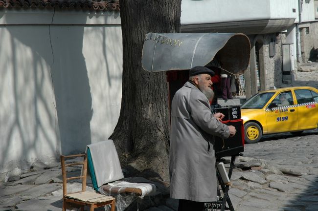 プロヴディフの街角で昔の蓄音機を持ち出して、ブルガリアの音楽を聞かせるおじさんがいました。