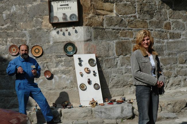 ごくわずかばかりのお土産を並べて売っていました。