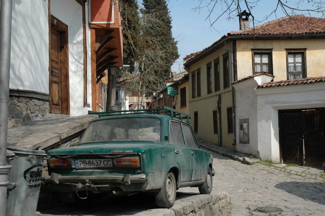 古い車が放置されていましたが、ナンバープレートはついていました。もう廃車にしてもいいようには思いますが。