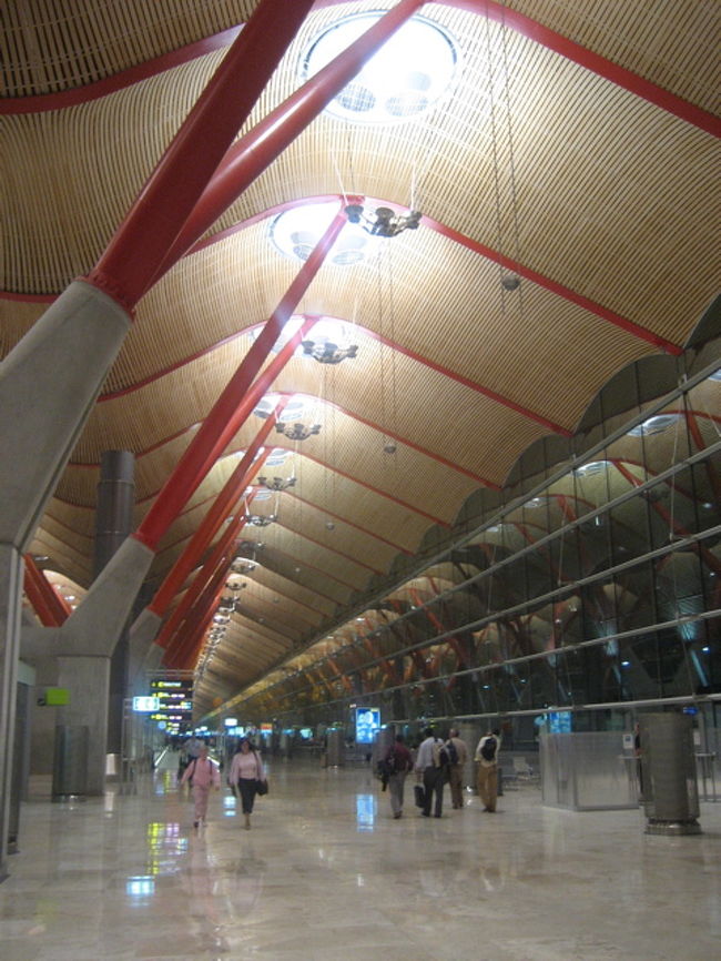 日本からアムステルダム経由１時間遅れでやっと着いたマドリッドの空港は新しくて屋根が高く斬新なデザイン。屋根を支えているポールの色が赤からオレンジ黄色、緑と奥へ進むに連れて変化していきます。