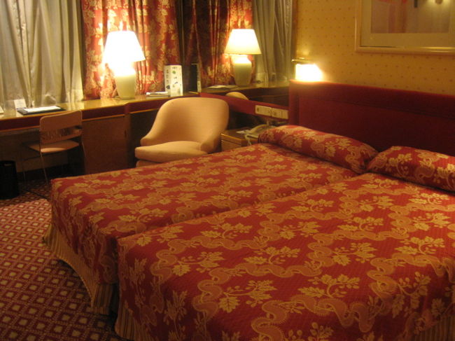 マドリッドのホテルはメリアマドリッドプリンセサ。スペイン広場にも近くて便利で良かったです。飛行機が遅れたためホテルに到着したのは夜中の０時３０分頃、もう日本は朝の７時半。きのうの今頃家を出たんだから２４時間かけてやって来たことになる、、、日本から直行便がないからスペインは遠い！