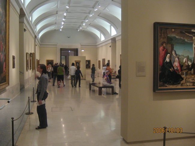 まずはプラド美術館、ゴヤやベラスケスなど大作揃い、でも朝一のせいか割とすいていてゆっくり見れた。