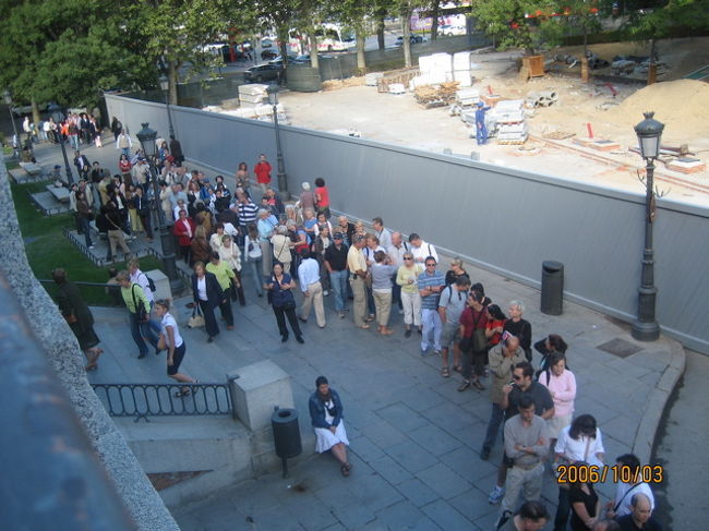 でも、見学を終わって外に出て来るとこの通り長蛇の列。