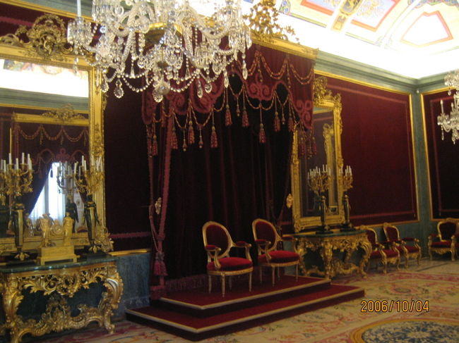 中はとても絢爛豪華。王座の間