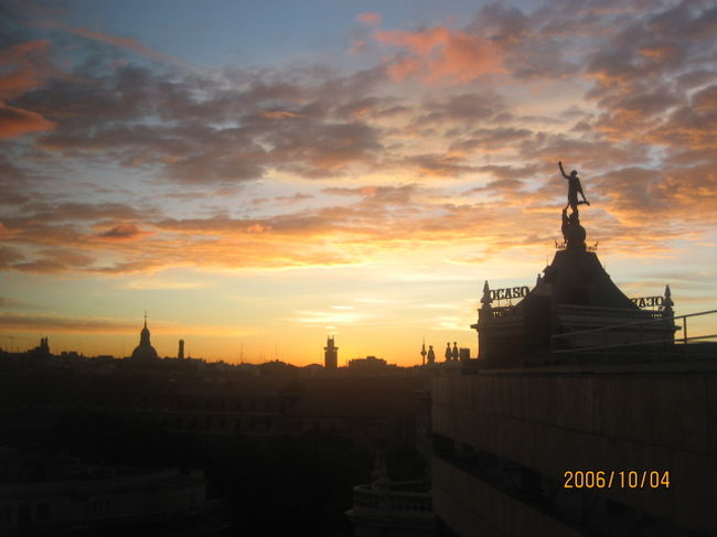 ホテルの窓から見えたマドリッドの朝焼けがきれい。だんだん明るくなって来る。これで８時すぎくらい。