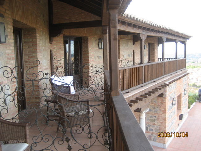 お隣の部屋のバルコニーとは柵をはさんで丸見え。隣のカップルは夕方からずっとワイン片手に刻一刻と変わるトレドの夜景をずっと眺めていました、毛布をかぶって。夜は街全体に灯りがともりライトアップされとてもきれい。