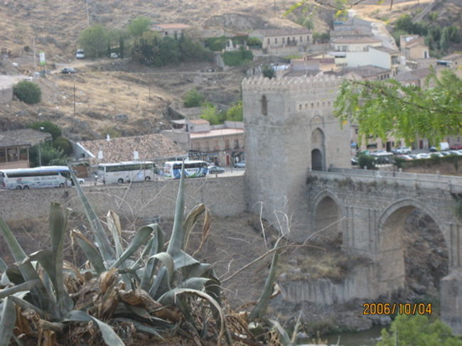 サンマルティン橋のたもとにバスは待っています。午前と午後たっぷり２時間ずつは歩いてお疲れ。早く今夜の宿パラドールへ行きたいな。