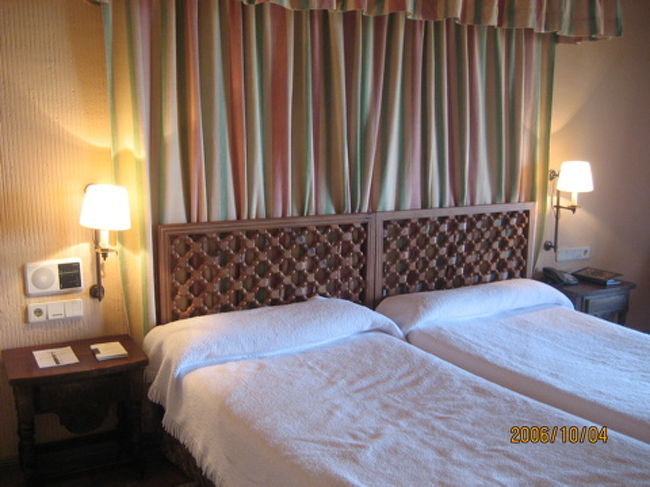 お部屋はこんな感じ。質素ですが、トレドの町を一望できるベランダ付き！やったー！