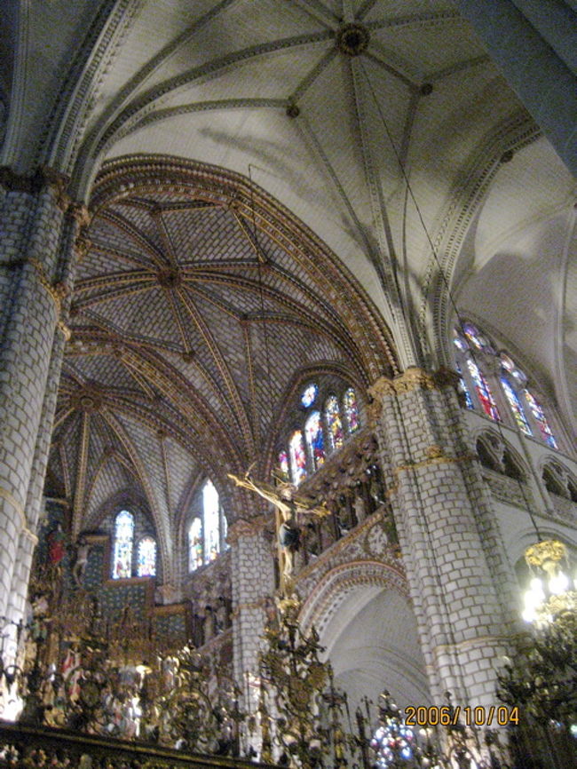 中はりっぱな祭壇や人が集まっている宝物殿があります。