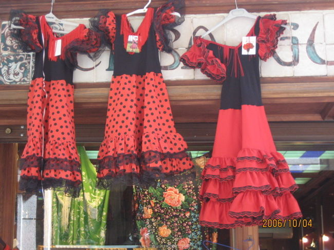 トレドのお土産屋さんの軒下に吊り下げられたかわいいフラメンコの衣装、子ども用かな。