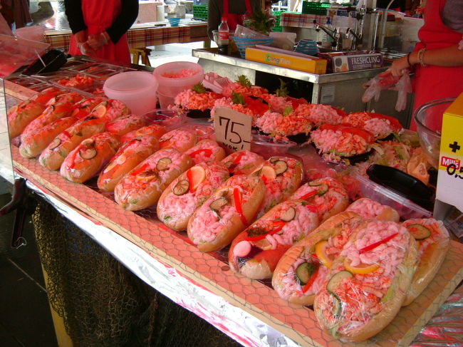 このサンドイッチは本当に大きくてビックリ！どうやって食べるのだろう？