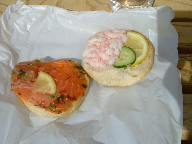 小エビ（２５ｎｏｋ）とスパイス付きサーモン（２０ｎｏｋ）にしました。<br />なぜか、食べている時にサーモンを狙って蜂が２，３匹来るので、怖くてゆっくりと食べることが出来ませんでした（笑）