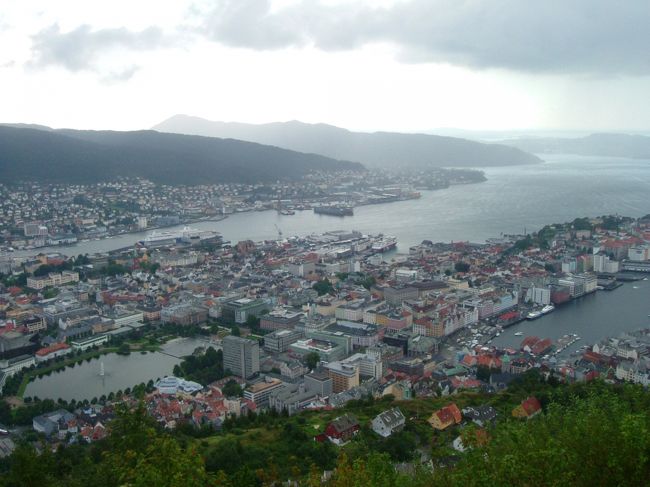 フロイエン山からの眺め。少し前から雨が降りベストショットでないのが残念。<br />やはり１日１回は雨の降る町なんだと実感。晴れていても折りたたみ傘は持ち歩くことをお薦めします。