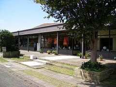 有田に到着して、まず有田焼卸団地に行きました。ここは、有田焼のお店が25店集まっています。価格は30％オフ〜の卸値価格。