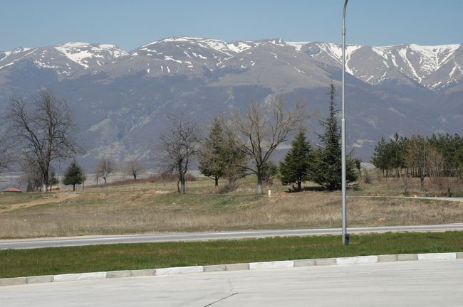 バルカン山脈とロドピ山脈に挟まれた平原は、温暖な農耕に適した土地です。トラキア人が紀元前から住んでいました。