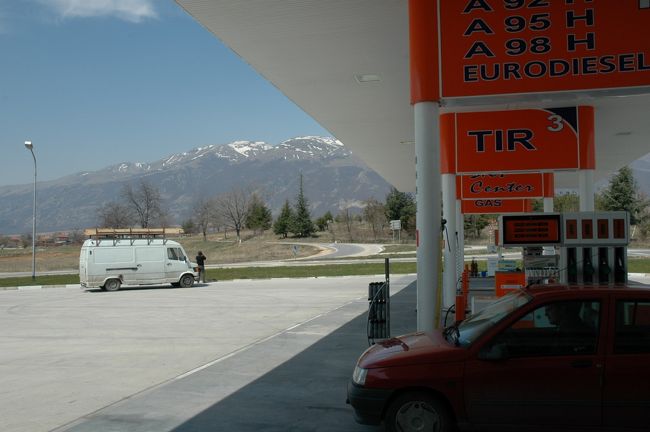 トラキア平原を貫く高速道路の給油所です。遠くには残雪をかぶるバルカン山脈が見られます。