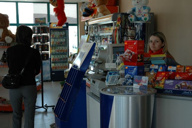 高速道路の売店です。