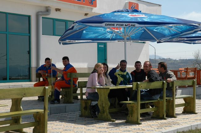 高速道路の休憩所での若者達です。とても人懐っこく明るい表情で英語で話しかけてきました。