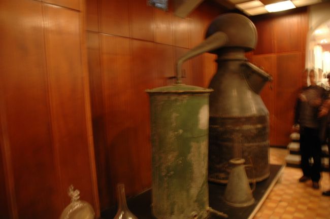 バラ博物館の中に展示されている昔の蒸留釜です。