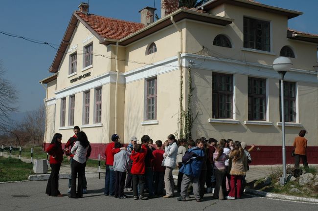 バラ博物館を見学に来た地元の小学生の団体です。