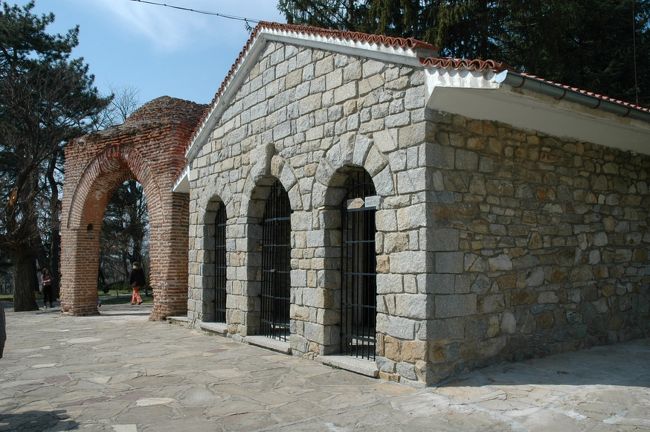 トラキア人の墓です。１９４４年、防空壕建設中に偶然発見されたものです。１９７９年に世界遺産に登録されています。現在ではこの中に入ることは出来ませんが、そばに精巧なレプリカがあり、その場所で本物そっくりのフレスコ画が観られます。