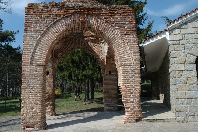 トラキア人の墓を全体包んでいますので、中に入ることは出来ません。