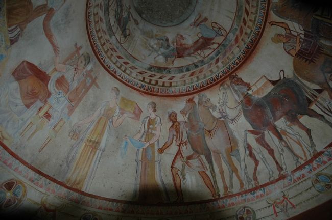 トラキア人の墓のフレスコ画の精巧なレプリカです。戦闘場面の様子が描かれています。