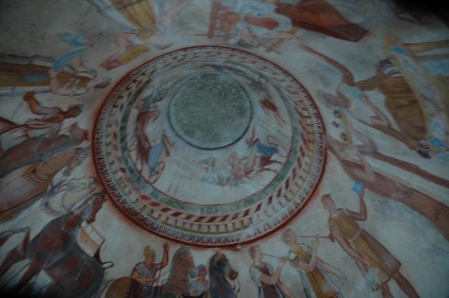 トラキア人の墓のフレスコ画の精巧なレプリカです。