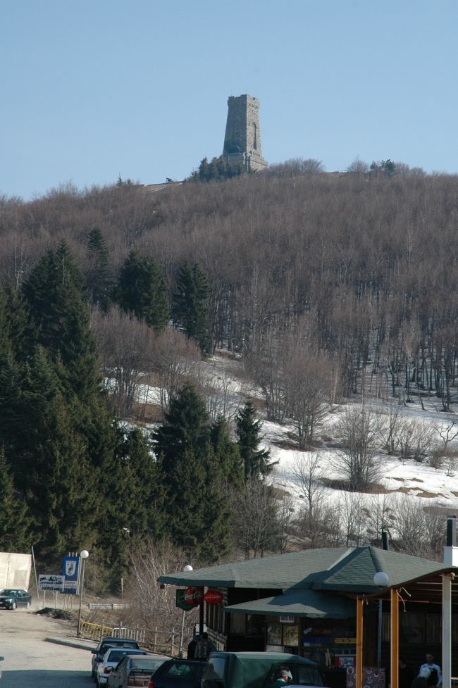 カザンラクの近くにシプカとういう小さな村があります。これはシプカ峠から丘の頂上を眺めた画像です。頂上には「自由の碑」が建っています。この峠でロシア・ブルガリア連合軍がオスマン朝の軍に勝利して、オスマン朝支配から脱することが出来ました。
