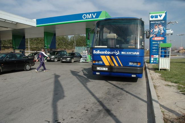トラキア平原の高速道路にある給油所に立ち寄ったバルカンツーリストのバスです。