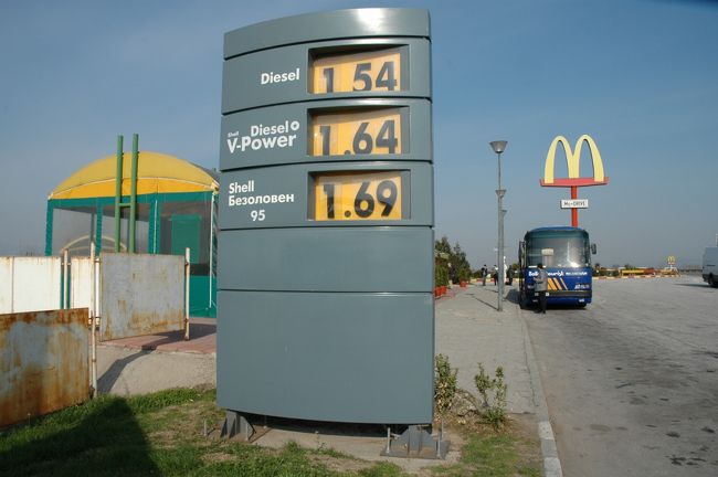 ガソリンスタンドのガソリンの値段表示です。２００５年の値段です。