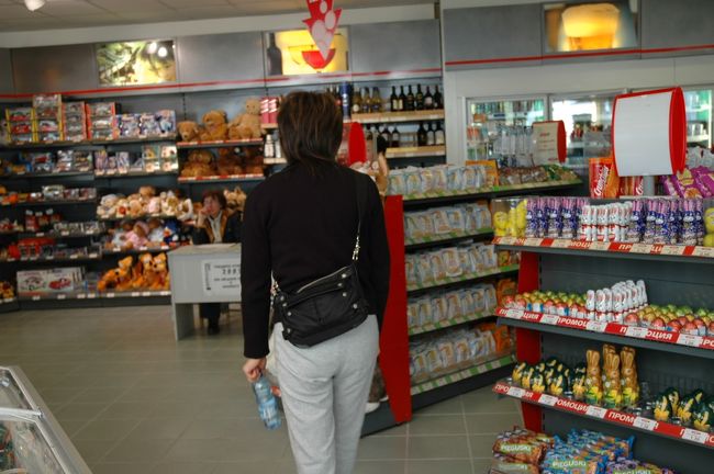 トラキア平原のガソリンスタンドの内部で並べられている商品です。