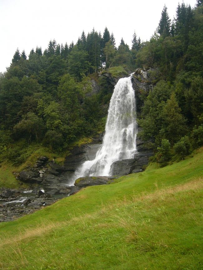 2006年9月13日（水）<br /><br />この日は、Kvanndalからノールハイムスンでスタインスダール滝を見て、ベルゲンへ向かいます。<br />Kvanndalからバスで1時間でノールハイムスンに到着。<br />ノールハイムスンのインフォメーションで滝の場所を教えてもらい、荷物も預かってもらい、滝へ行きました。<br />この滝は、滝の裏側を歩くことができます。<br />滝までは、約2キロで往復1時間かかりました。<br />