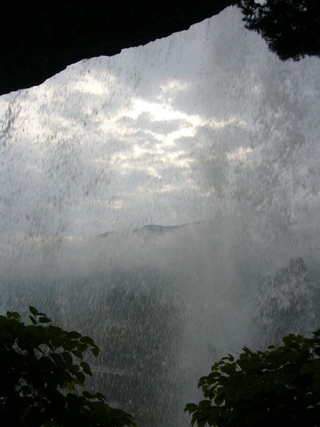 滝の裏側です。<br />ベルゲンに行く途中に滝があり、目の前にバス停もあるので、ベルゲンに行く途中ならば、そこでバスを乗り降りすると便利です。<br />