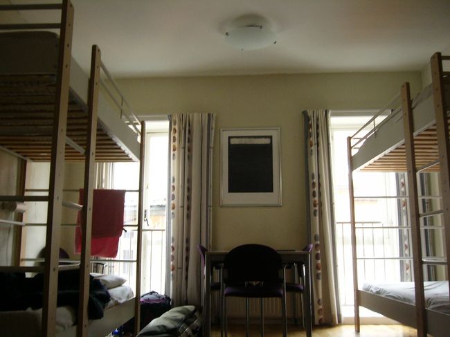 ノールハイムスンからベルゲンまでは、1時間20分くらいで到着。<br />まずは、泊まるところを確保します。<br />「Marken Gjestehus」という歩き方に載っていたホステルに泊まりました。6人部屋で175NOKでした。<br />部屋、キッチンもきれいだし、シャワー、トイレも数が多くお勧めです。