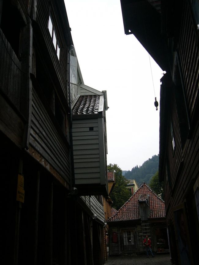 ブリッゲンの奥の方に入ってみると、表から見るだけではわからない建物の歴史を感じます。<br />