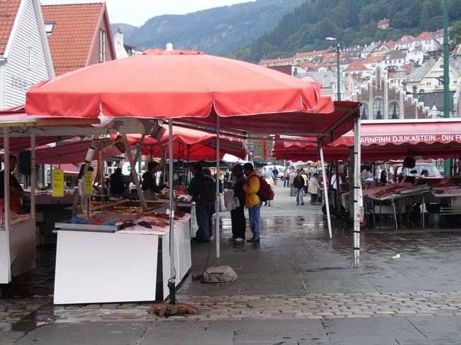 ベルゲンのもうひとつの売りがこの魚市場のようです。<br />もう夕方近かったためか人もまばらでした。<br />