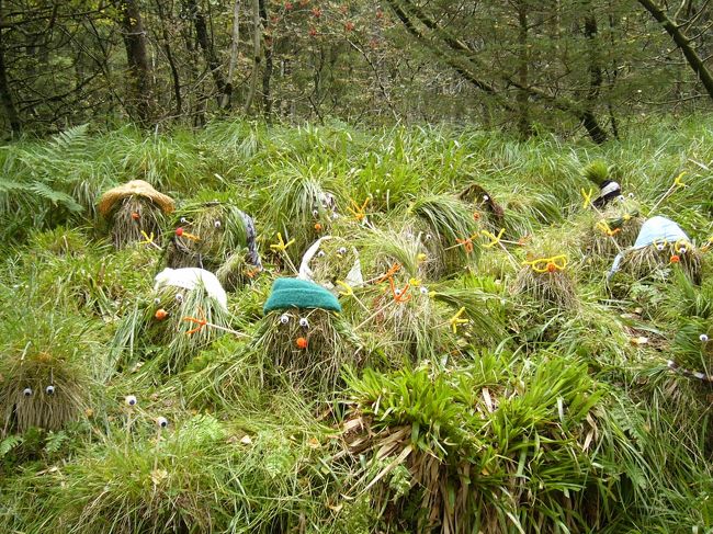 山を下っていると、道の脇にこんなものを見つけました。<br />よく見ると、顔になっています。<br />この写真を撮っていると、地元の人に話しかけられ、多分、地元の小学生が作ったのでは？ということでした。