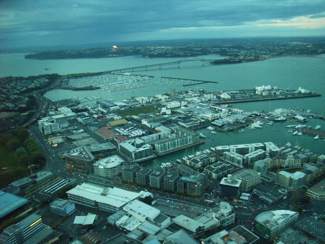 オークランド１日目<br />オークランドではスカイシティホテルに宿泊。理由はカジノ！と交通の便が良いから。<br />実は、この日の夜、ミュージカル「レミゼラブル」のチケットを予約していた。オークランドでチラシを見たので、インターネットで検索して購入し、ホテルのフロントに届けてもらっていた。<br /><br />しかし、会場を良く見るとGlen Edenとある。フロントで場所を聞くと、すごく遠いといわれる。無理かとあきらめかけて、スカイシティの外に出ると、そこにはGlen Eden行きのバスが！早速飛び乗り、とにかくGlen Edenへ。<br /><br />30分で到着。意外と早く到着してしまい、夜ご飯を食べる場所を探すものの、見つからず、ようやくタイ料理屋へ。グリーンカレーはおいしかったが、飲み物とあわせると３０ドルくらいに。ニュージーランドのレストランは、高い。<br />羊の国で、そんなに大きな産業がある訳ではなさそうなのに、物価が高いのはなぜだろう？<br />タイ料理屋ではあったが、店員さんはラオス人。<br />ニュージーランドでは、いろんなところでラオス人のような人をみかけた。<br /><br />移民の人たちだろうか？誰かご存知であれば教えてください。<br /><br />７時半にレミゼラブル始まる。<br />生演奏なのだが、あまり演奏がうまくない・・・<br />ストーリーもよくわからず、２時間たっても終わらなかったので、途中の休憩時間でオークランドに戻ることにした。<br /><br />バスでオークランドへ。<br />金曜日なので、着飾ったお姉さんとか、サリーを着たインド系のお姉さんとかいた。<br />アジア系の人も多いので、観光客の私もバスに乗ってても浮かない。一人旅だと、あまり観光客って雰囲気をかもし出さないで周囲になじめるのがうれしい。<br />