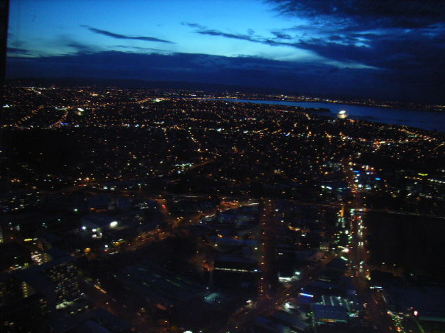 オークランドへ到着後、カジノへ。<br />とりあえず、スロット、その後ルーレットへ。ルーレットは画面で選べるタイプだったので、気軽に楽しめた。<br />小心者なので、赤黒だけに５ドルづつかけた。<br />今日の成果は２０ドルプラス。<br /><br />金曜日なので、スカイシティのクラブ、カジノともとてもにぎわっていた。スカイシティの外もドレスで着飾った人たちがたくさんいた。<br /><br />スカイシティのクラブは若い女の子であふれていた。<br />一人じゃなかったら、入りたかったな〜<br /><br />オークランド２日目<br />この日は、完全にオフ日。部屋で３時くらいまで寝たり、テレビを見たり、のんびりした。<br />４時位にスカイシティのカフェでかなり遅めのランチ。シーフードチャウダーとパンを頼んだら、すごく大きくて食べ応えがあった。<br /><br />夜は街を散歩して免税店へ。<br />パスポート、チケットも持ってきていなかったので、何も買わずに外へ出る。<br />夜の街をひたすら散歩。<br /><br />