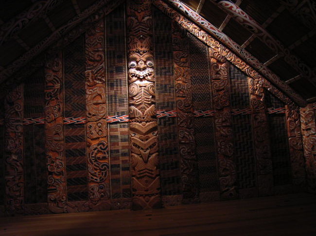 ツアーの後は博物館へ。<br />午後は大雨なので、博物館をチョイス。<br />マオリの文化とか見れたのはよかったが、ニュージーランドの歴史はそれほど長くないので、なんか中途半端な感じ。<br /><br />博物館を出ると、そこは大雨。<br />バス停までも遠く、ずぶぬれのまま坂を下り、オークランド大学まで歩いていき、そこからバスで市内へ。<br />市内に着いたら雨がやんだので、デパートへ行き、すてきなキャンドルスタンド（モザイク柄）を購入。