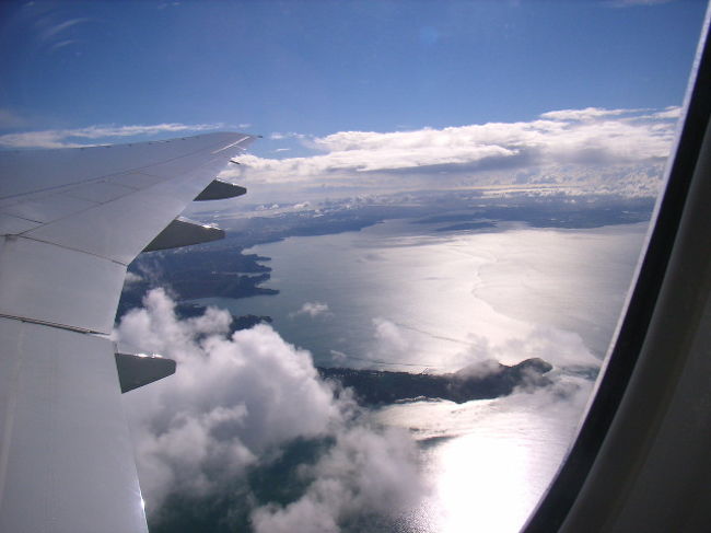 カジノを後にし、部屋へ戻ってチェックアウト。<br />徹夜明けのためバスで眠ってしまったが、中東系のお姉さんが空港で起こしてくれた。<br /><br />空港はたくさんみやげ物屋があったので、クレジットカードでまた買い物。来月の請求書を見るのがおそろしい。<br /><br />飛行機は、それほど混んでいなかった。<br />隣は、ニュージーランド人で日本に仕事で来ているおじ様。非常におしゃべり好きな方で、ずっとおしゃべりしていました。<br /><br />ニュージーランドのこととか、日本のこととかいろいろ話をした。<br /><br />映画ダヴィンチコードを見ながら時間を過ごす。それにしても、結末があっけないものの、ダヴィンチコードはおもしろかった。今度、小説も読んでみようと心に決める。<br /><br />９日間のニュージーランド旅行はこれで終わった。<br />次にニュージーランドに来るときは南島にスキーツアーに行きたいです。