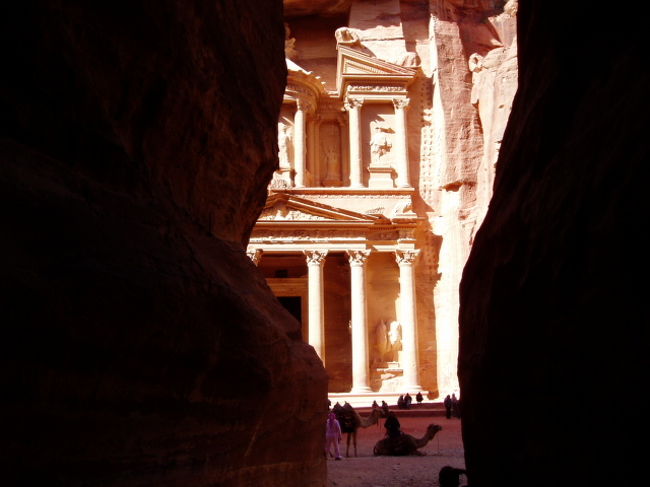 ヨルダン、ペトラ遺跡。<br />シークの終り頃から、次第に見えてくるところが○。<br />広いところに出ると、みやげ物売り、ラクダ・ロバ乗りが、一斉に声を掛けてきます。