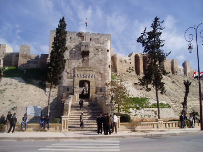 シリア北部のアレッポに有る、丘の上に築かれた広大なアレッポ城。<br />近くに色々な歴史遺産が多く、あまり期待していなかったので、立派な歴史ある町に驚く。<br />アレッポ名物のオリーブ石鹸も、大変格安。<br />