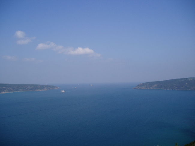 イスタンブールから公共の船に乗って、アナドル・カバウまで、ボスポラス海峡クルーズ。<br />写真の、両側の岬の先は、黒海。<br />ここら辺は、水の透明度もよく、水温が上がればダイビング出来そうな、、、。