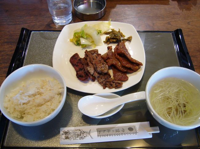 今回の一番の目的ともいえる念願の牛タン★<br />「伊達の牛たん本舗」にて<br />店内で牛タンを焼いている様子を見つつ、塩と味噌のふたつの味の牛タンを食べご飯おかわりも自由でした<br />やっぱり本場は一味違う！